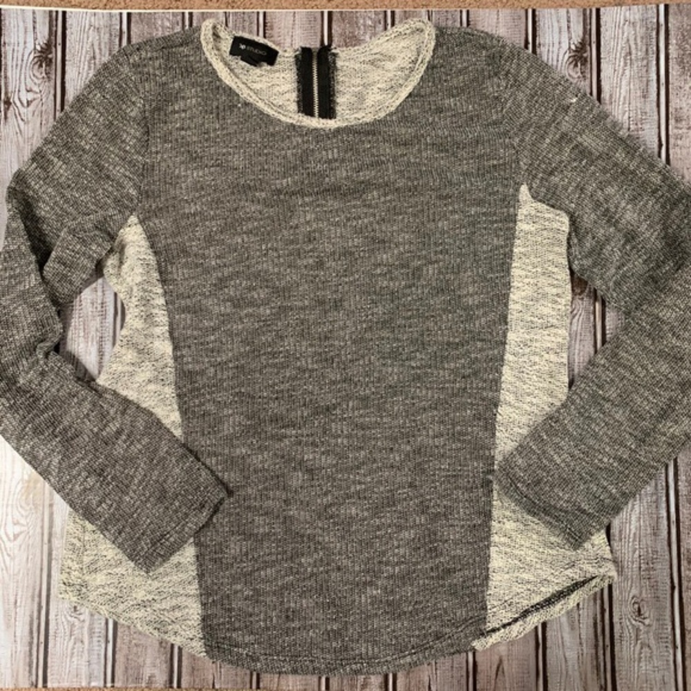 GREY SWEATER